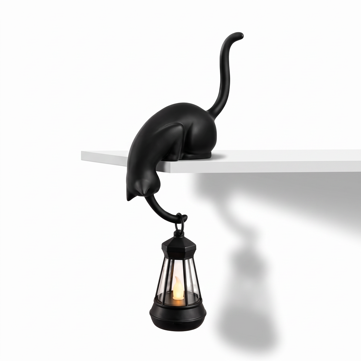 Gato con farol: luz cálida para tu repisa